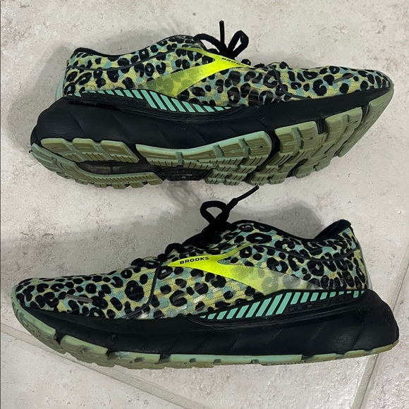 Brooks Adrenaline 21 Sneakers with Leopard Print - Green and Black 8 - Picture 4 of 12